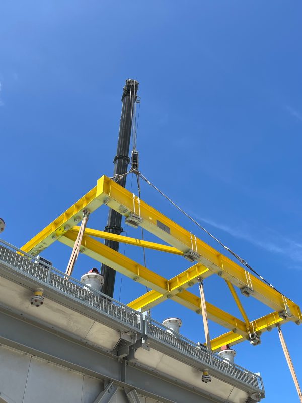 Offshore lifting frame supporting a suspended load