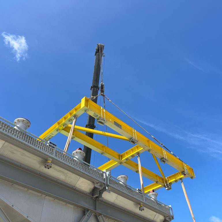 Offshore lifting frame supporting a suspended load